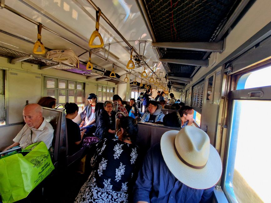 Viaje en tren a Amphawa