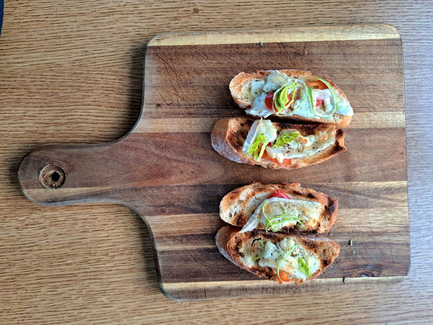 Krosse Tranchen vom knusprigen Baguette mit Ziegenkäse überbacken und einem Topping von frischem Poireau d'Alsace