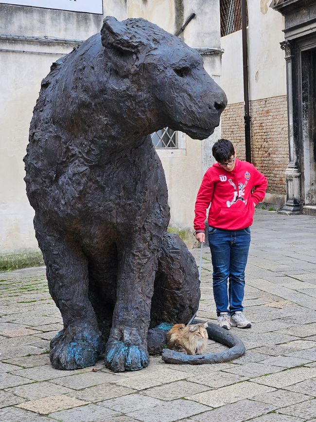Bronzener Löwe mit Katze