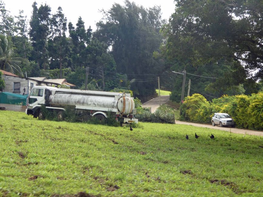 nicht nur verrotende Autos, ganze Tanklastwagen hat es im Ort