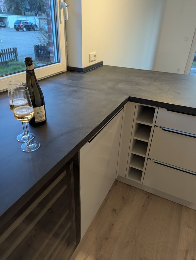 Erstes Lebensmittel in der neuen Küche - Champagner