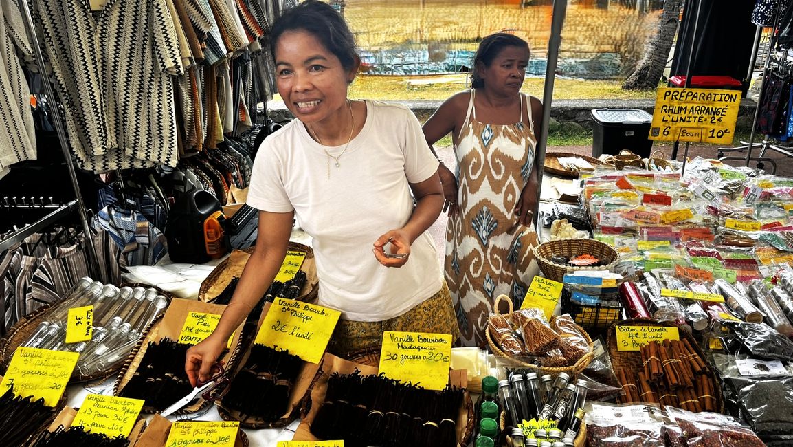 Mercado de los sábados de Saint-Pierre, vendedora de vainilla