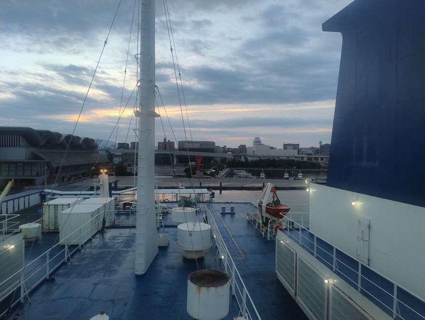 Anlegen der Fähre am Morgen in Fukuoka 