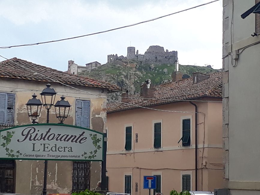 Die Burgruine über der Stadt