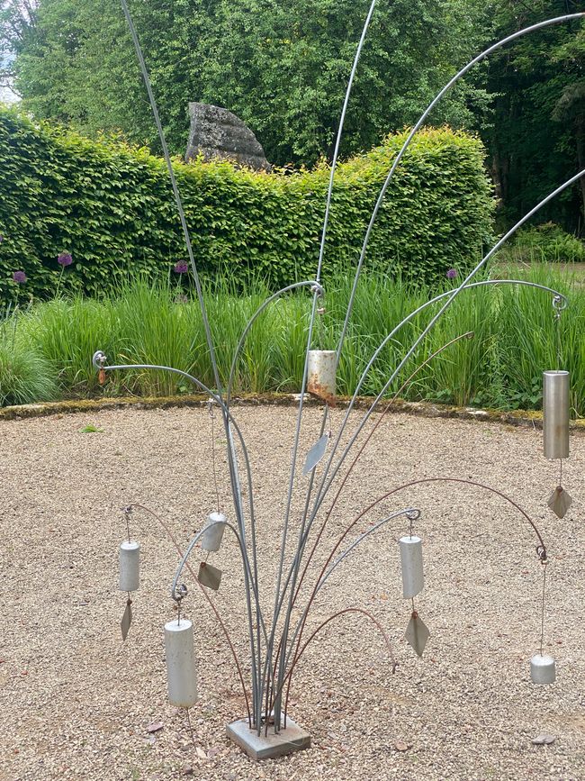 Der Klanggarten ist mit Kunst bestückt. 