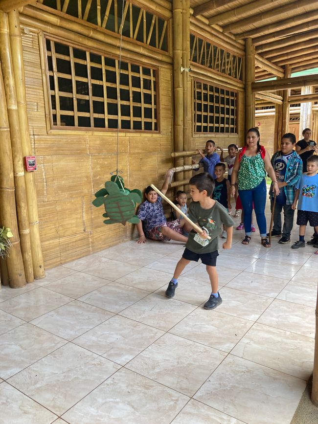 Letzter Schultag der Kinder mit Piñata