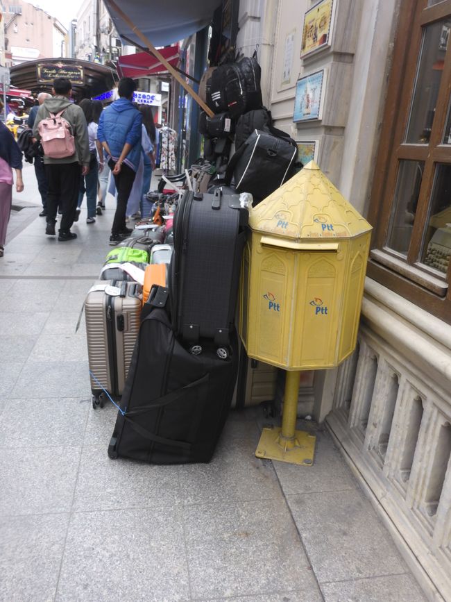 Vor dem Laden  50m weiter 