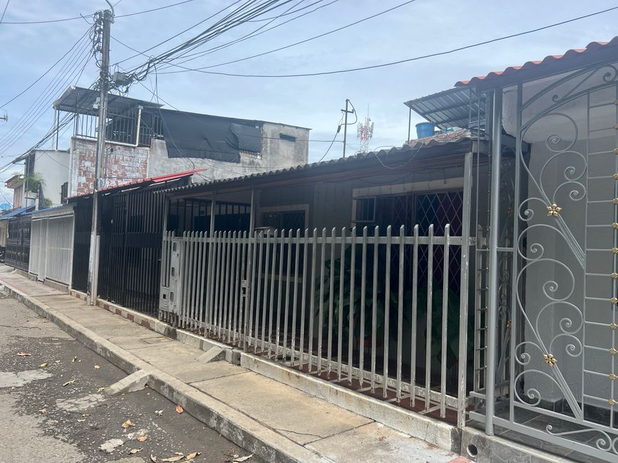 The usual madness: bars and barbed wire on really all houses 