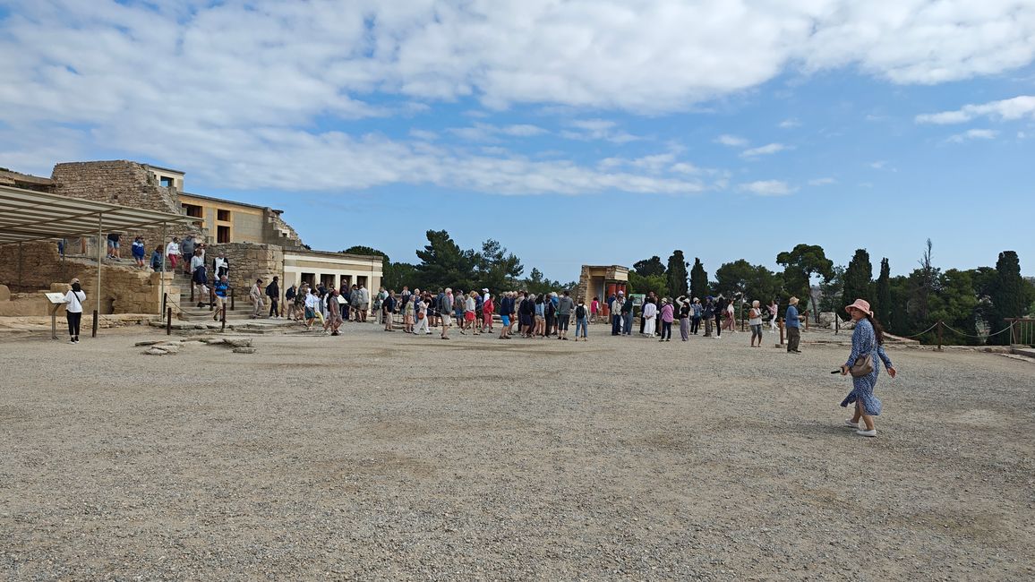 Plus tard, la queue devant la salle du trône