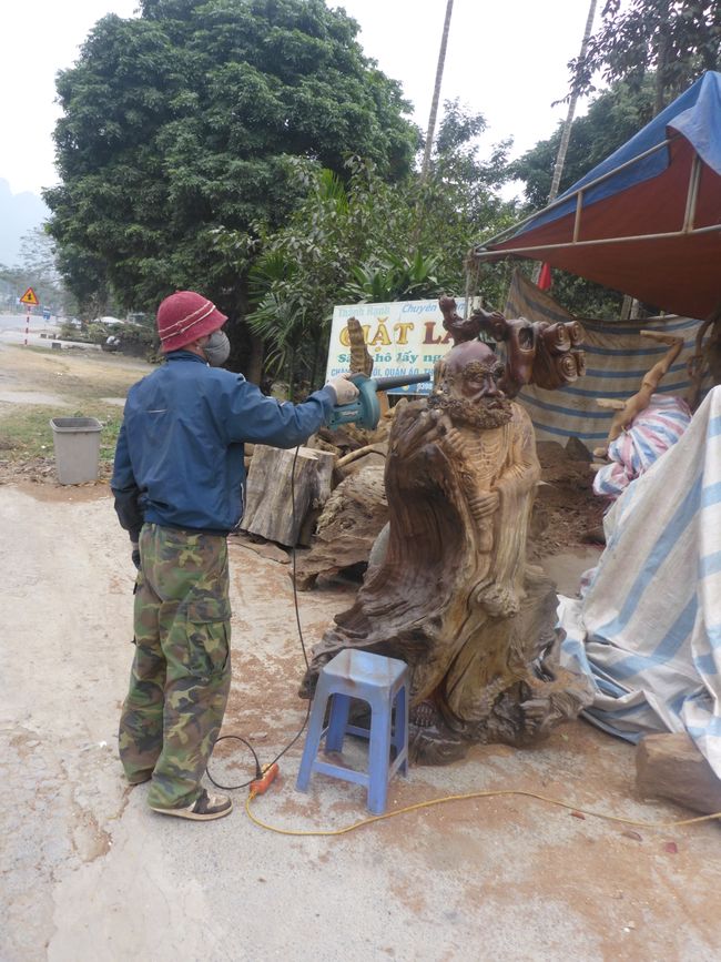 Sculptés dans des troncs noueux