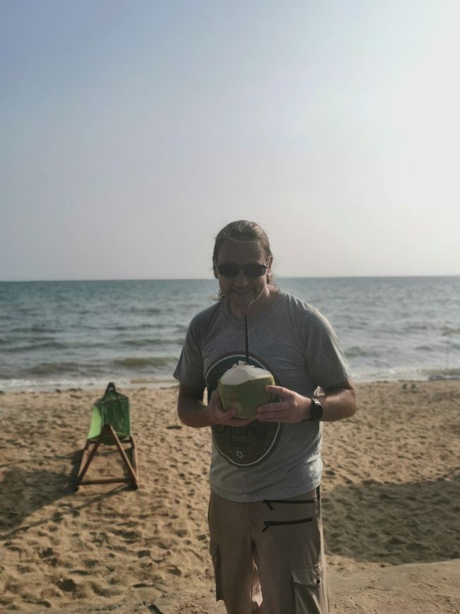 ... aber jetzt etwas für mich, frische Kokosnuss am Strand ... 