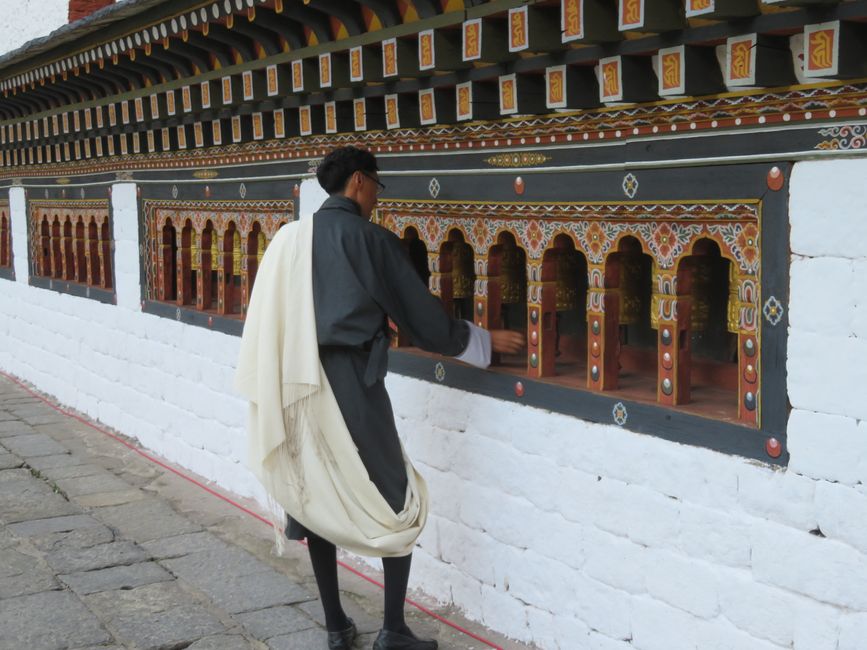 Kleiderordnung im Dzong, weiß für männliche Zivilisten