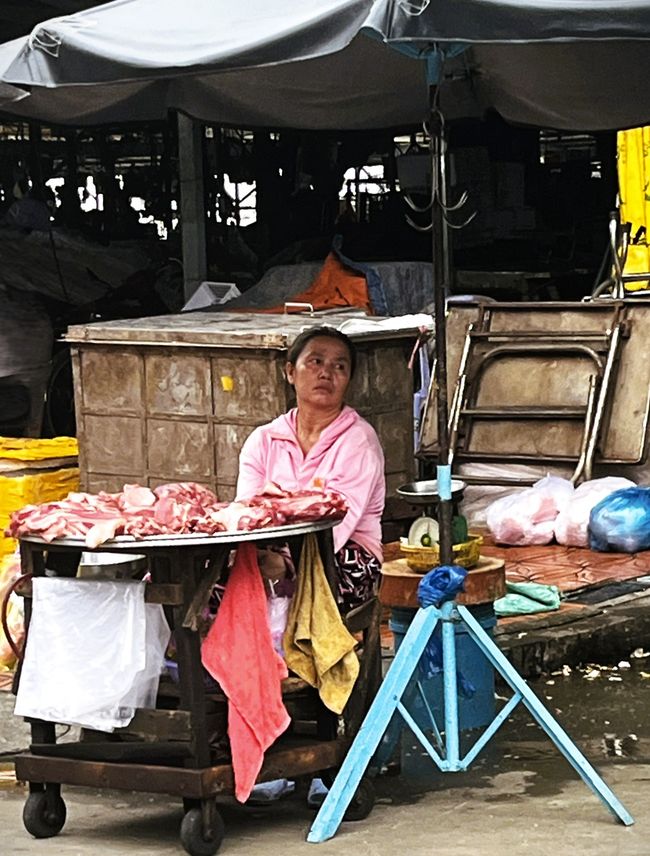 Fleischverkäuferin im Markt