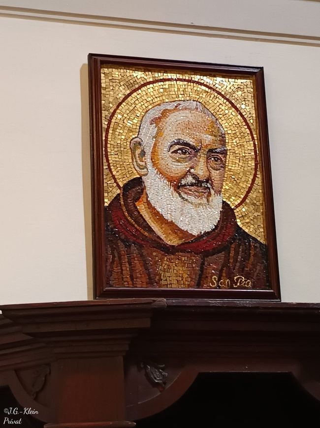 Mosaico de Padre Pio en la iglesia de Santa María Magdalena