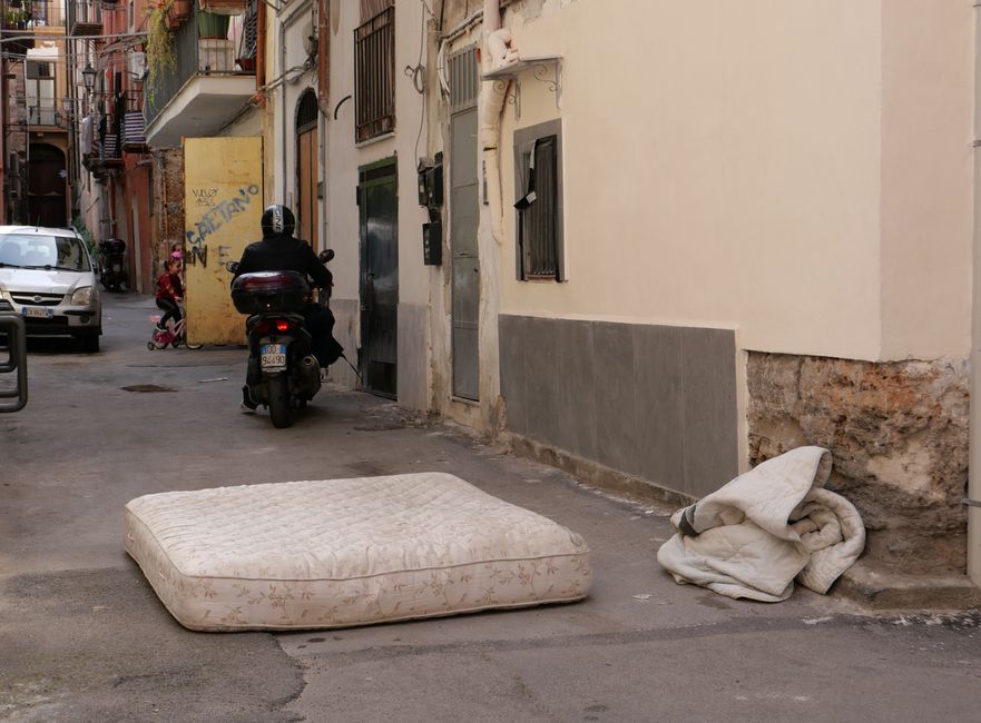 Schlafplatz mitten auf der Straße 