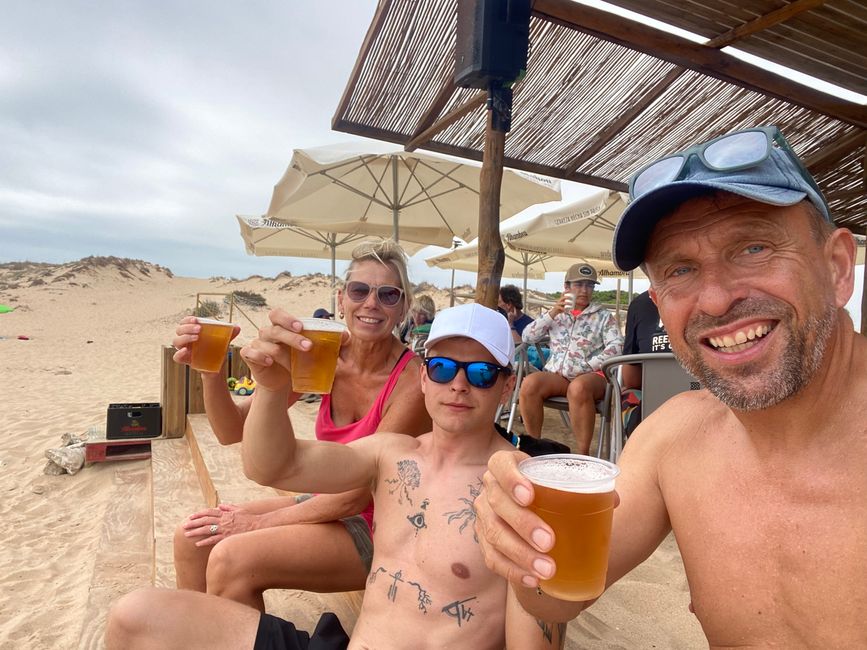 Cheers in der Beachbar von Canos de Meca