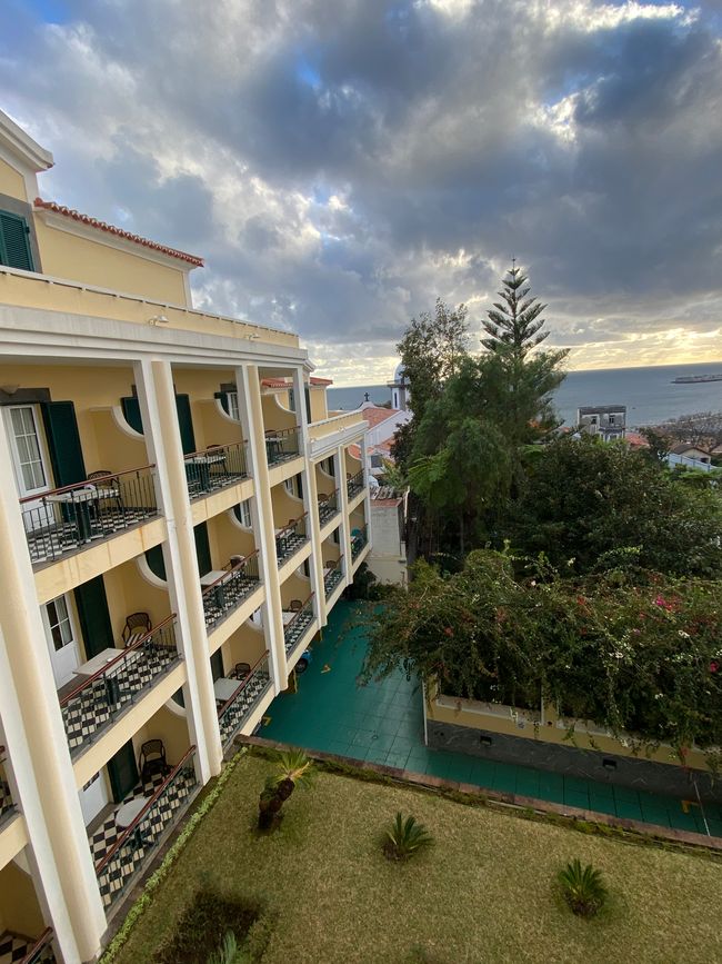 - es ist auch das Meer zu sehen.