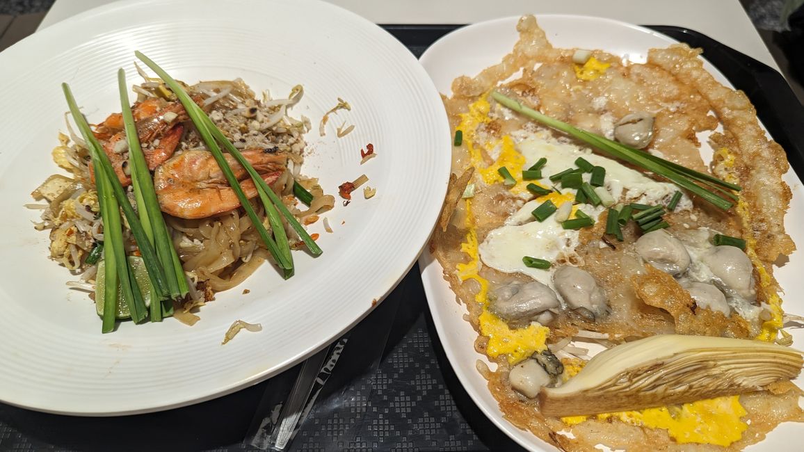 Pad Thai and Oyster Omelette 