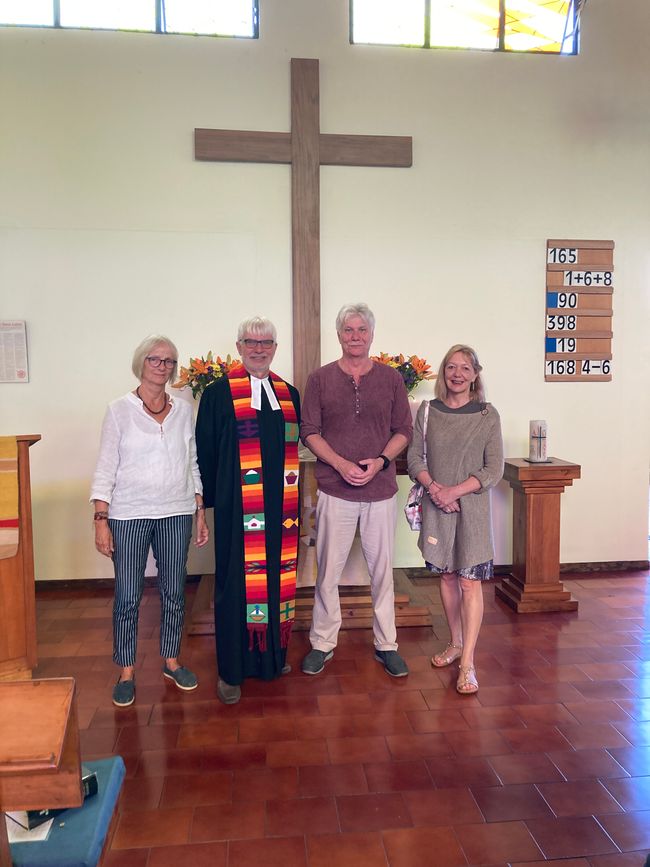 Mit einem ehemaligen Pastor und seiner Frau vor unserem Altar
