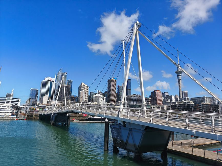 Hafenkante und Skyline von Auckland ....