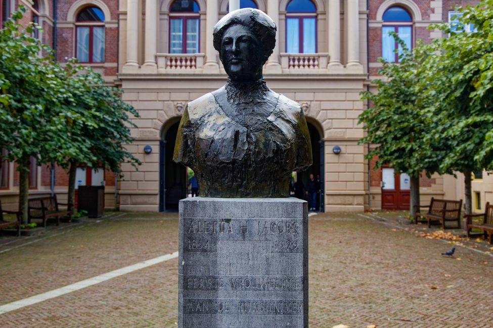 Hochschule, Kirchen, Hausboote und Museum