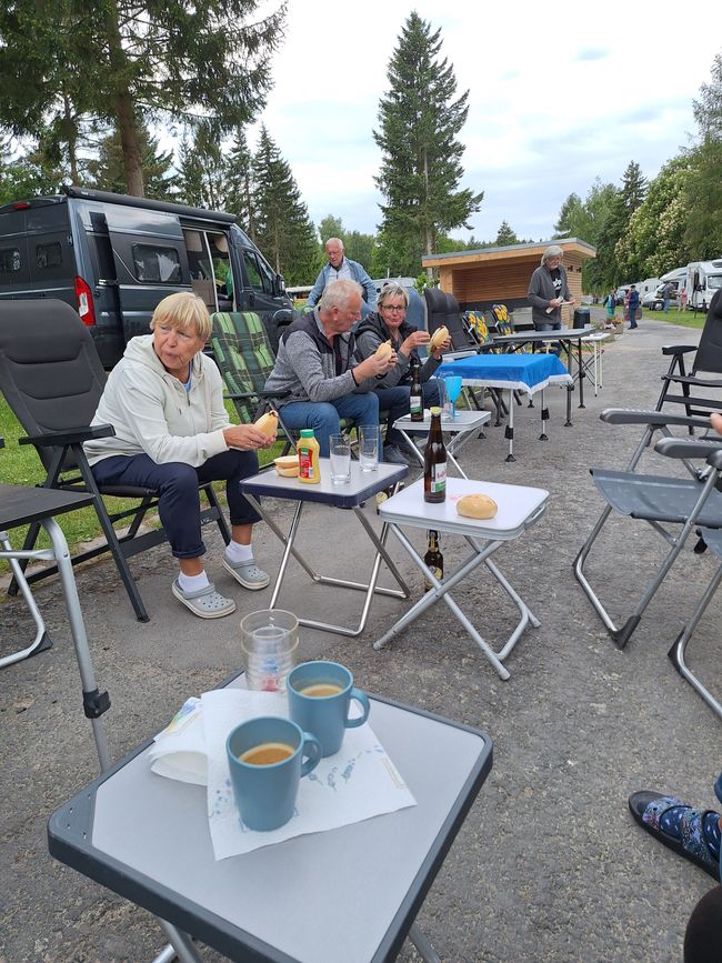 Ein neuer Camper wird beklebt