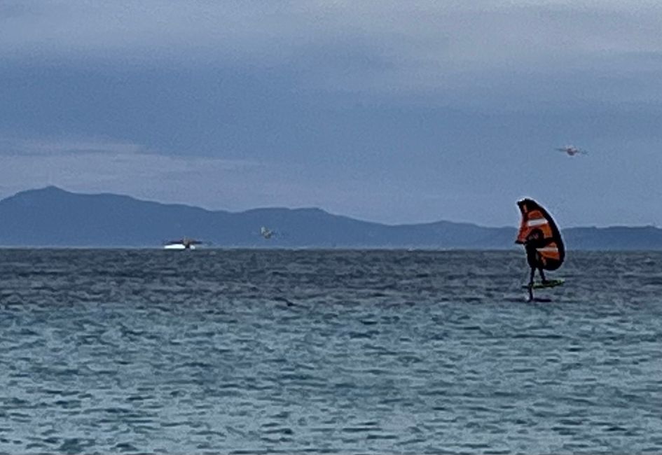 Am nächsten Tag dann Wingfoilen - ich teile mir das Meer mit den Löschflugzeugen, die hier trainieren