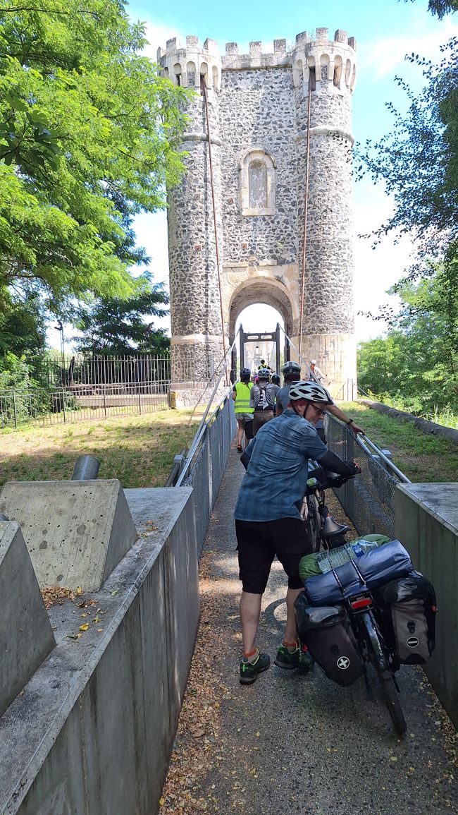 Pont suspendu au-dessus du Rhône près de Rochemaure