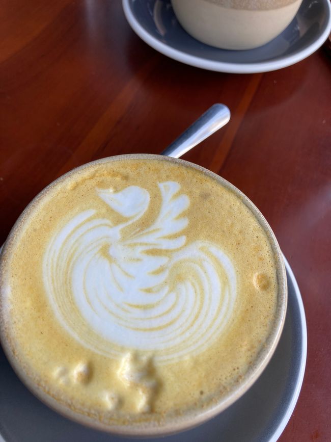 Chai latte in einem modernen Café
