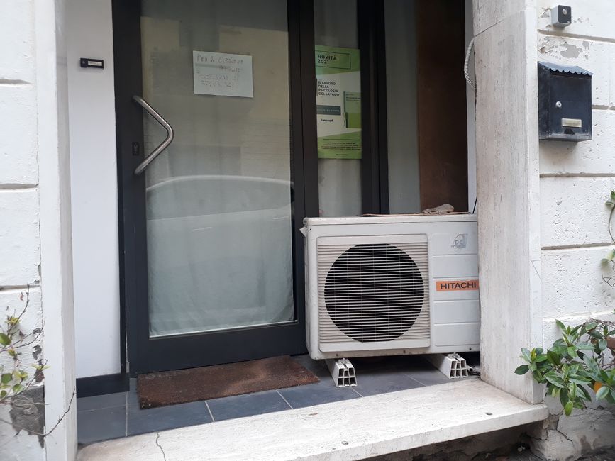 Mit Wärmepumpen hat man hier weniger Berührungsängste. Die hier wurde direkt neben dem Eingang aufgestellt.