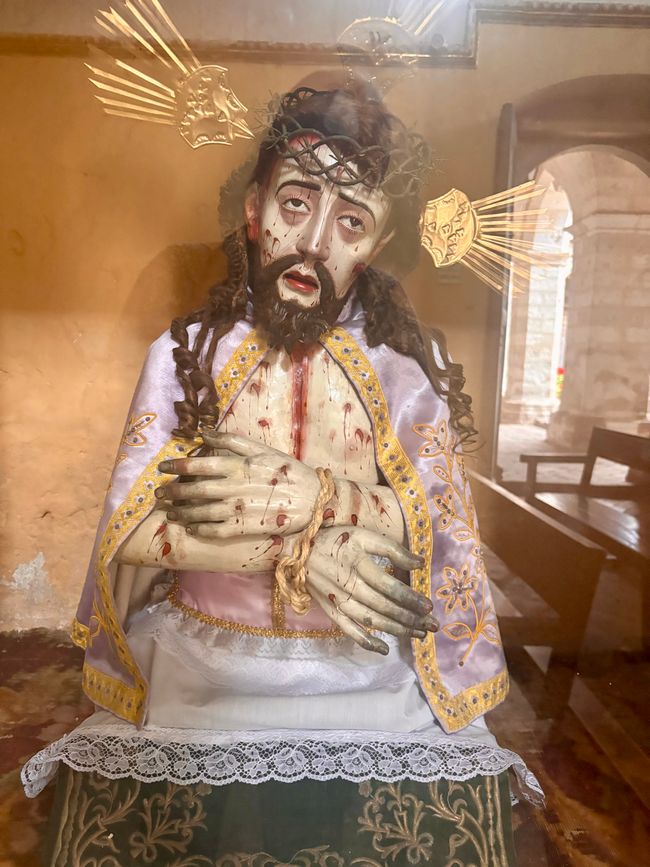 Die kirchlichen Darstellungen hier sind etwas drastischer - der peruanische Jesus muss ein wenig mehr leiden!