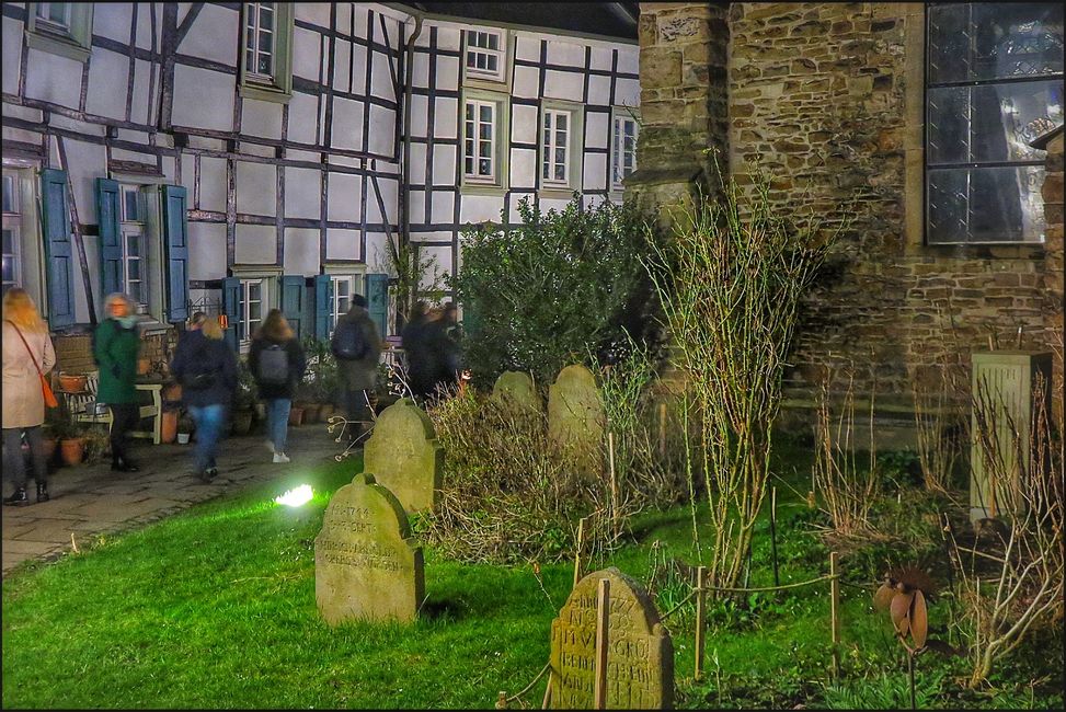 Der Friedhof ist aus hygienischen Gründen vor die Stadtmauer verlegt, einige Grabplatten sind noch erhalten.