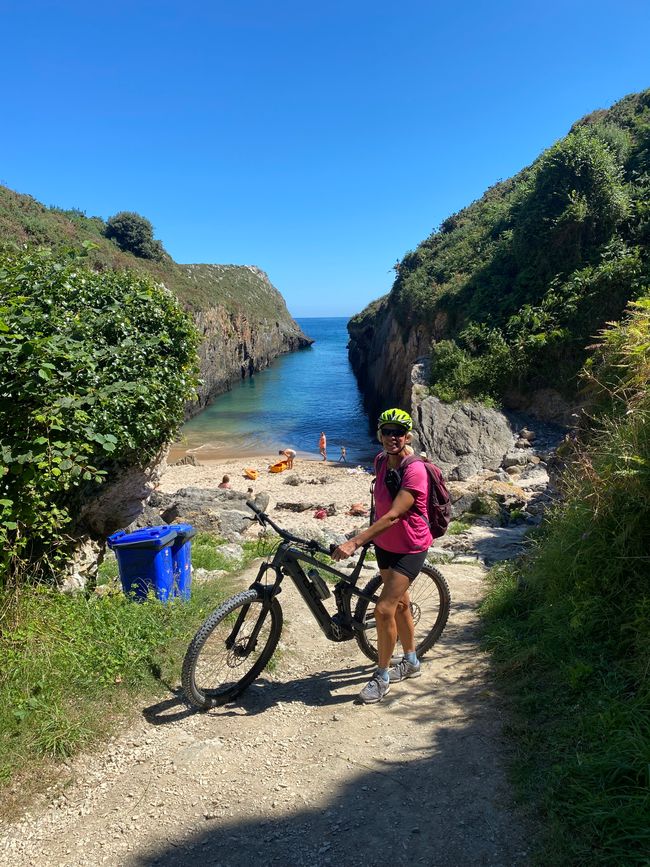 Biking tour along the Costa Verde - we discover a small bathing bay