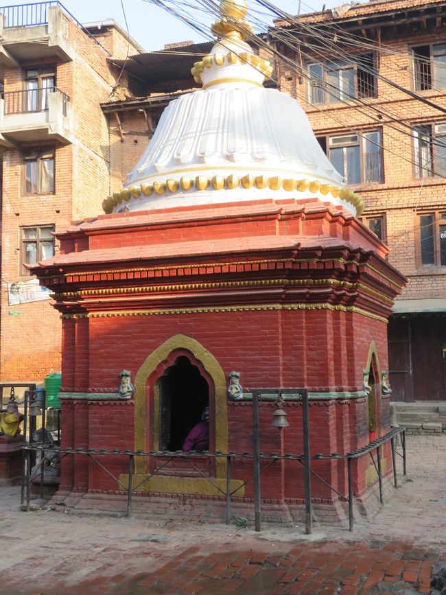 Weitere Anbetungs- und Opferstätten in Bhaktapur. Jeder Tempel und auch jede andere Anbetungsstätte hat Glocken, mit denen vor dem Gebet die Götter geweckt werden.