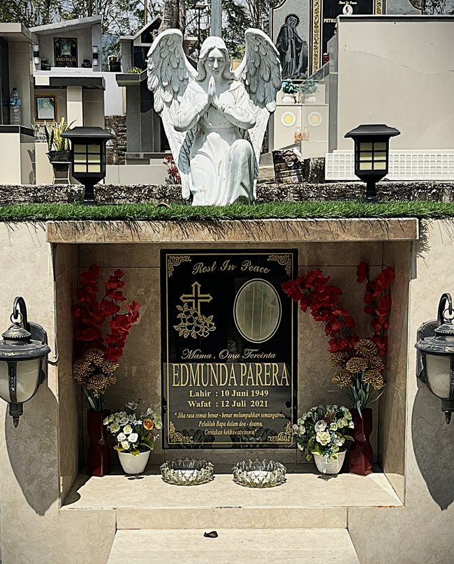 Cementerio en Radha cerca de Bajawa 