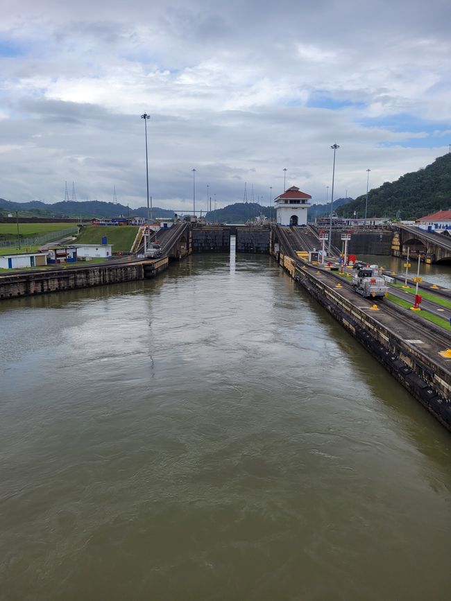 Day 41 of 175: Around the world cruise - Day passage through the Panama Canal