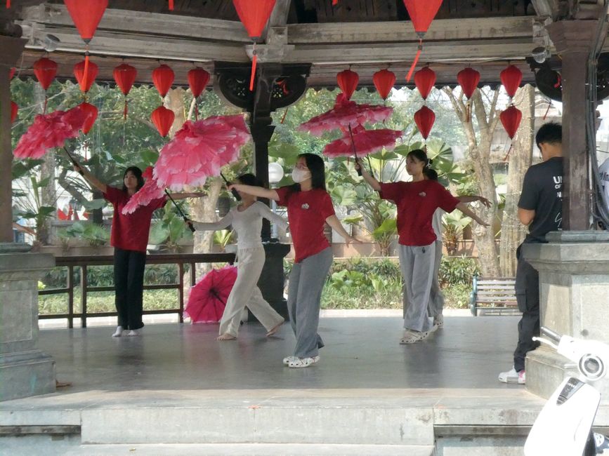 Ragazze danzanti in un padiglione