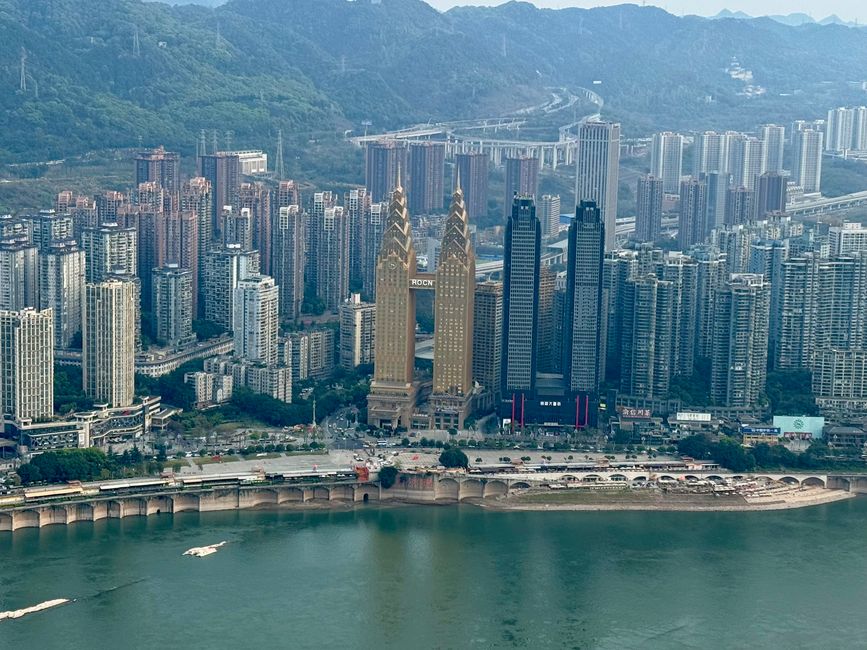 With the Bullet Trains 🚅
CHINA 🇨🇳 & JAPAN 🇯🇵 Discovering      
Part 3: Chongqing