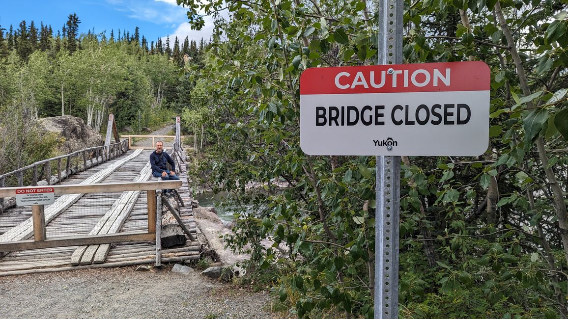 Tag 28: Kathleen Lake - Whitehorse: And Zack - there's the flat tire!