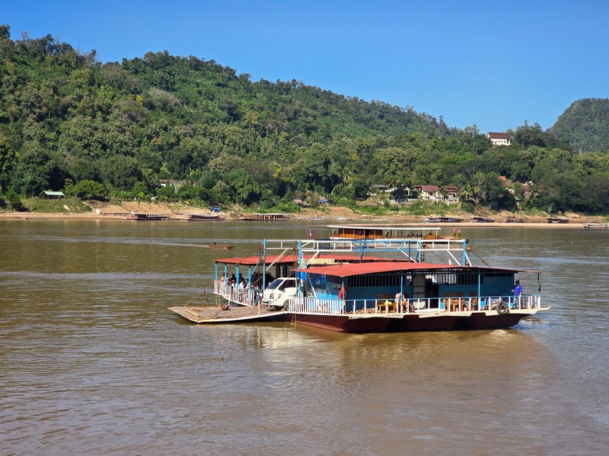 Une journée au bord de la rivière et les petits temples de l'autre côté de la rivière
