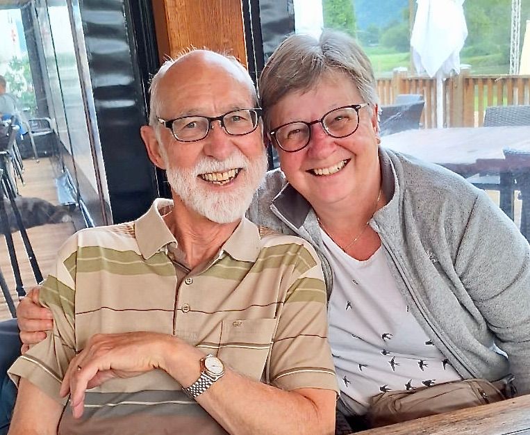 Their motorhome is in the workshop, but Hans-Peter and Heidi have joined their motorhome friends by car from Lucerne and are sleeping in the hotel.