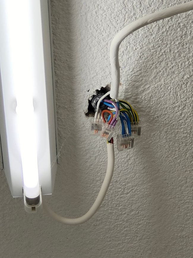 Nicht ganz in Handbereich und trotzdem gehört eine Abdeckung drauf