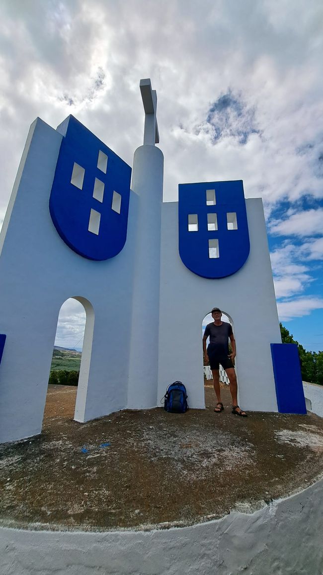 Vulkansprenkel an der Küste vor Altares: Pico Matias Simão  