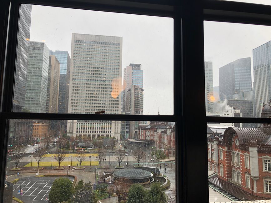 ... mit Blick auf Marunouchi Square und Tokyo Station