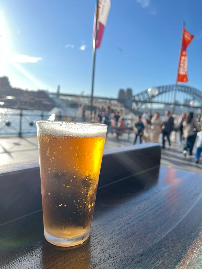 Bebe una cerveza al sol