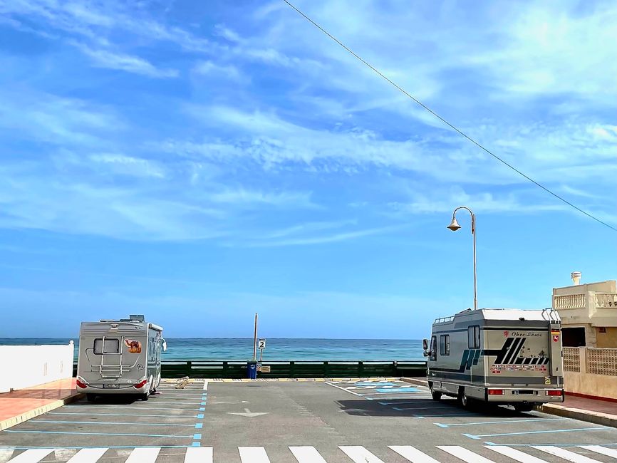 Side by side – our motorhome (left) and Manfred’s colossus.