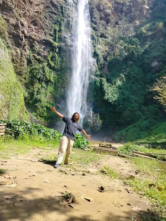 Chutes d'eau de Wli, Sanctuaire des Singes de Tafi, Mont Gemi