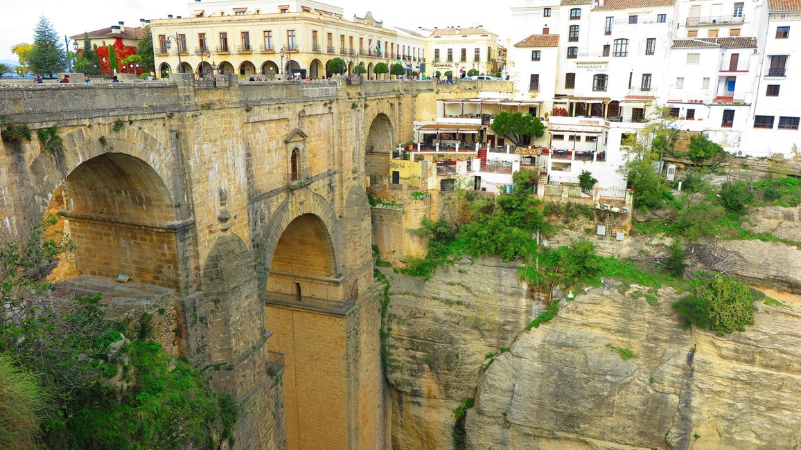 Puente Nuevo überspannt die 120m tiefe Schlucht El Tajo.
