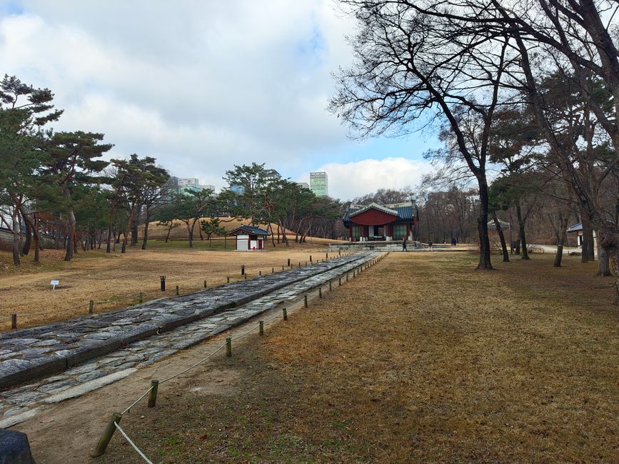 Sentier menant au sanctuaire rituel pour le roi Seongjong