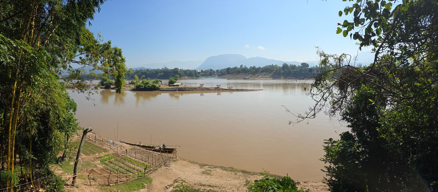 Une journée au bord de la rivière et les petits temples de l'autre côté de la rivière